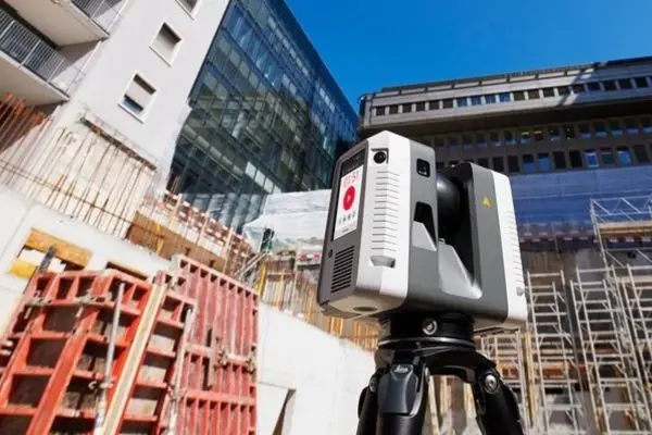 Leica rtc360 numérisant un chantier de construction avec précision